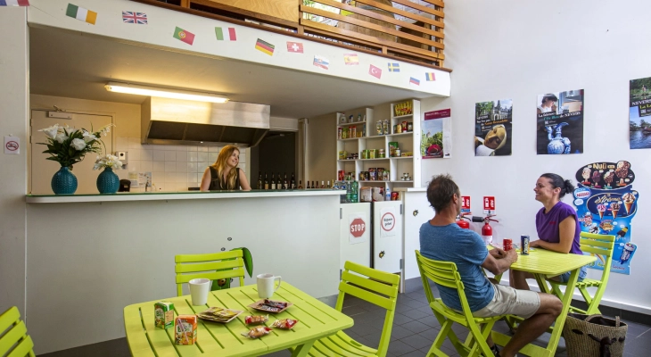Restaurant service at Camping de Nevers nature campsite