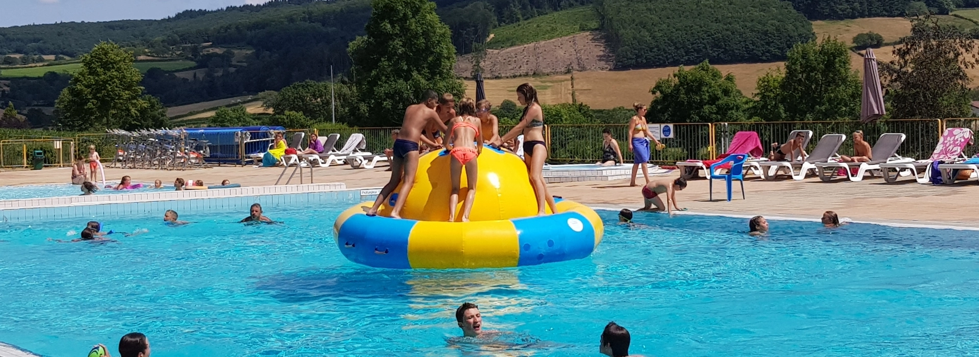 Journée baignade à la piscine du camping nature de Matour
