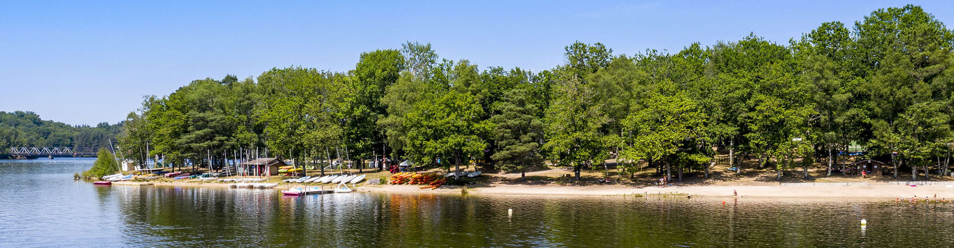 Camping Correze: het meer  la Valette, met watersportcentrum midden in Corrèze