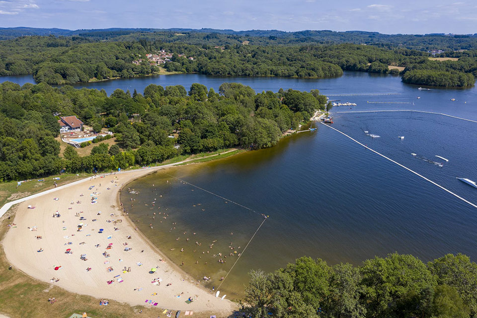 Aerial view of the lake at Camping de la Bageasse nature campsite